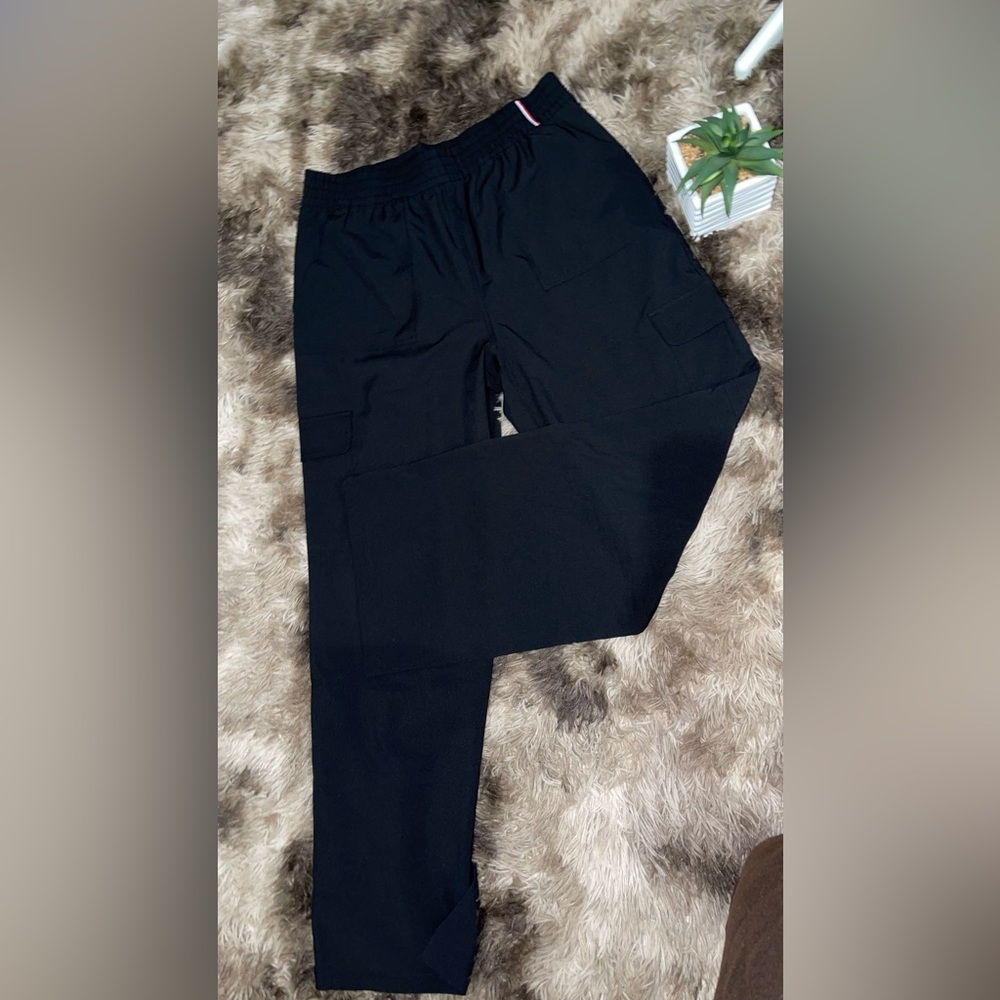 It has no tag but it is brand new, never used and in excellent condition.